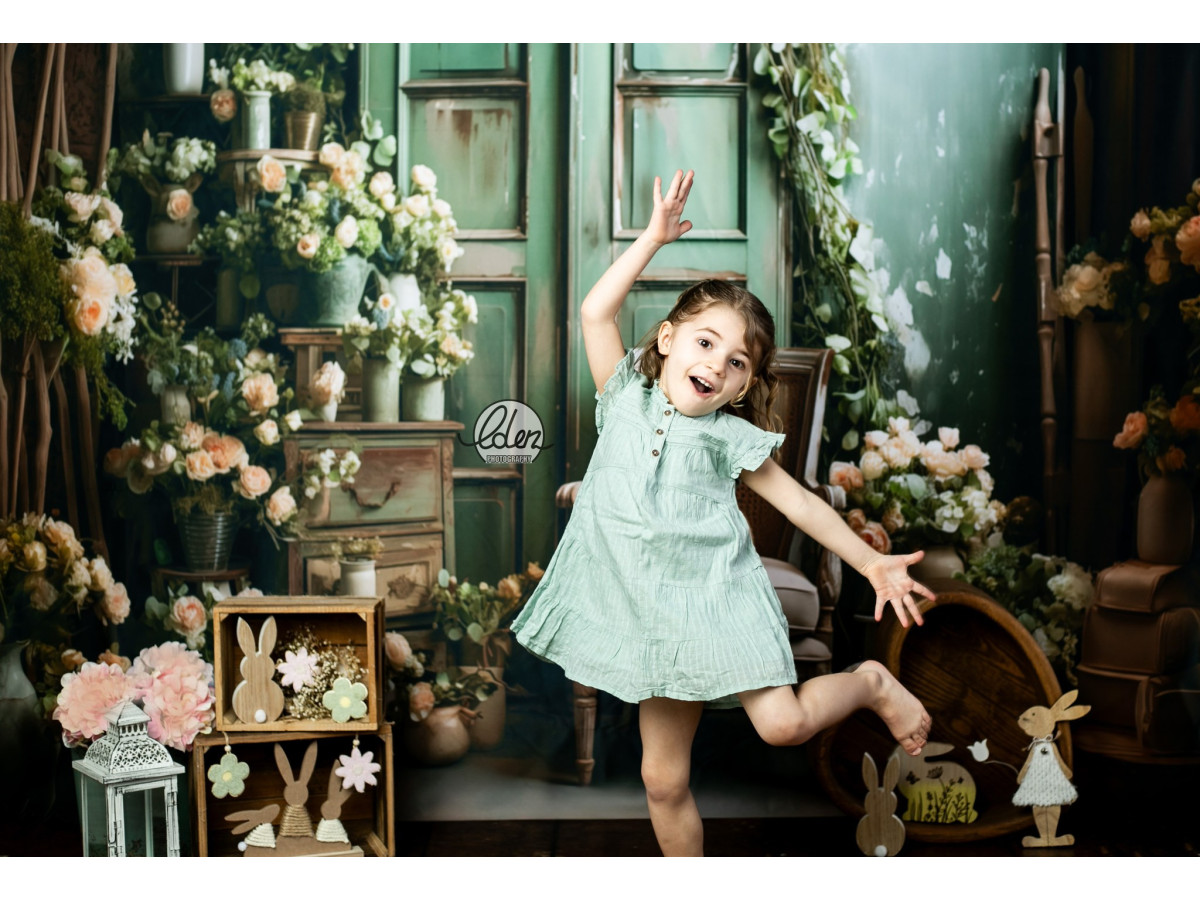 Fondo fotográfico de Pascua Vintage Bunny – conejo blanco en sillón vintage rodeado de flores | Colors&Drops