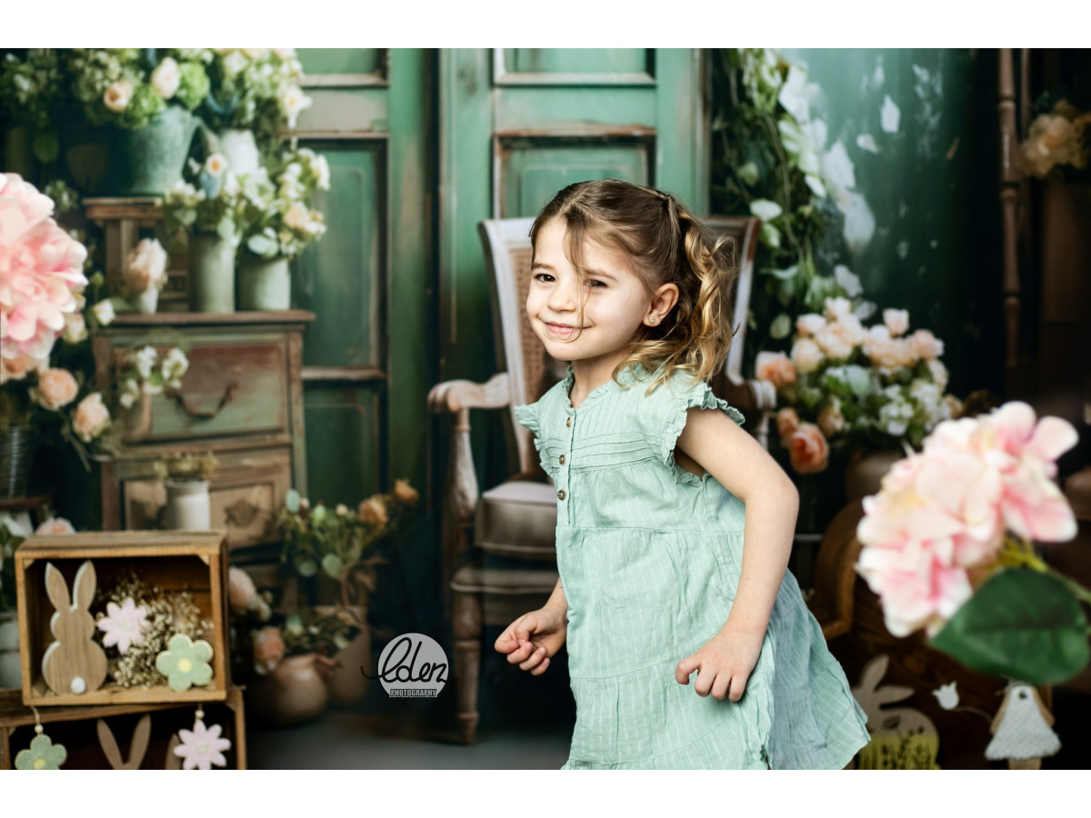 Fondo fotográfico de Pascua Vintage Bunny – conejo blanco en sillón vintage rodeado de flores | Colors&Drops