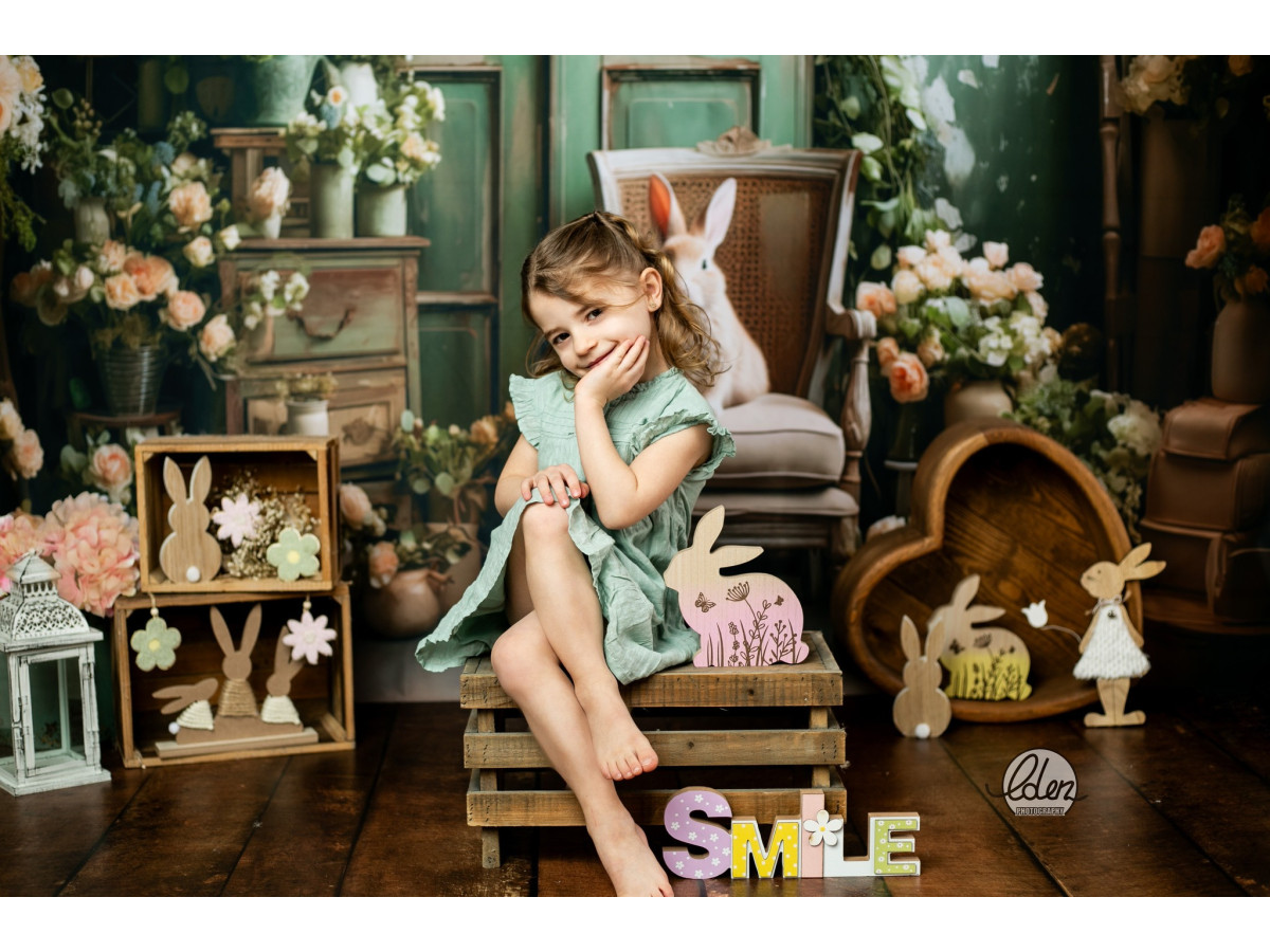Fondo fotográfico de Pascua Vintage Bunny – conejo blanco en sillón vintage rodeado de flores | Colors&Drops