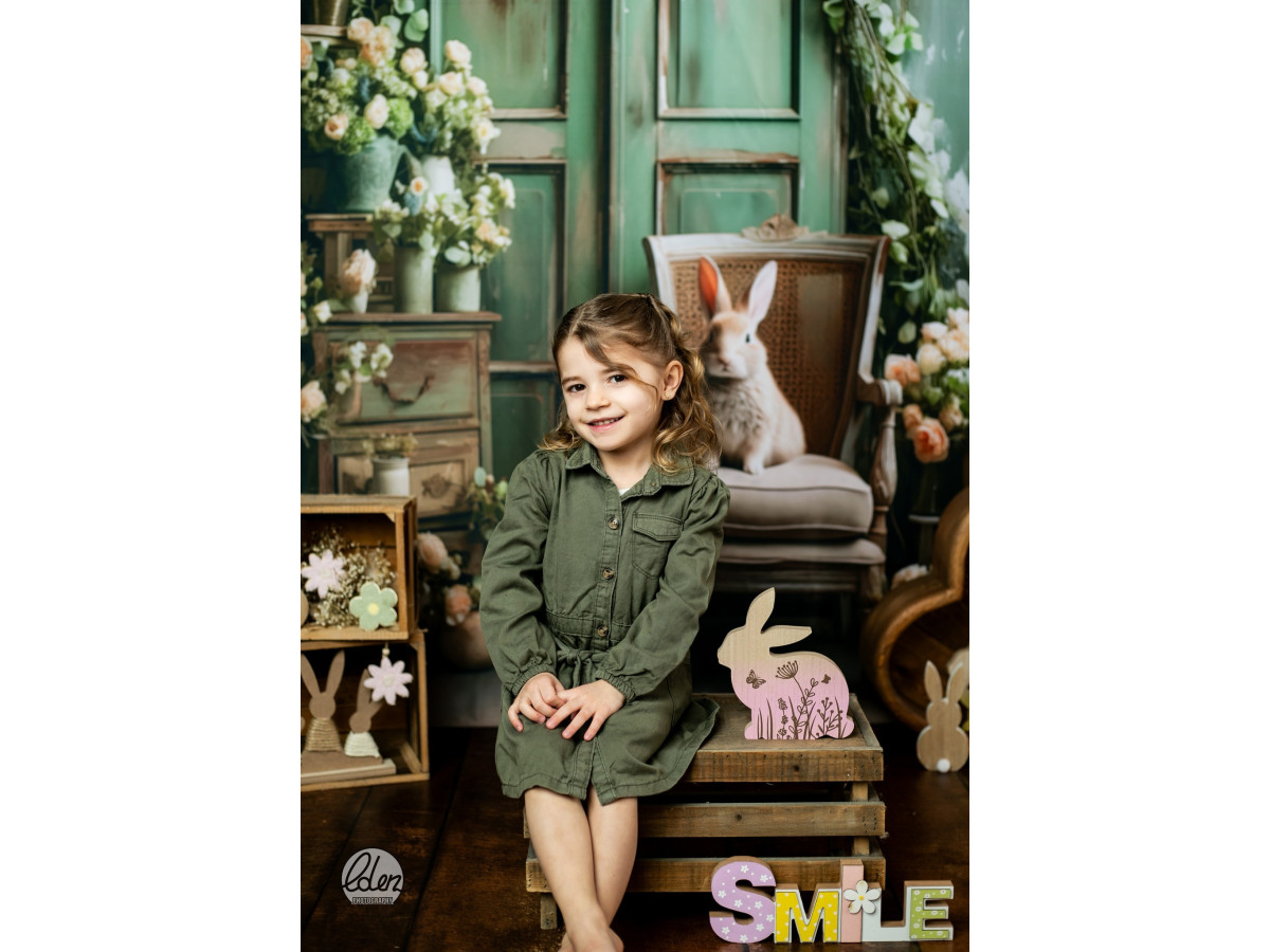 Fondo fotográfico de Pascua Vintage Bunny – conejo blanco en sillón vintage rodeado de flores | Colors&Drops