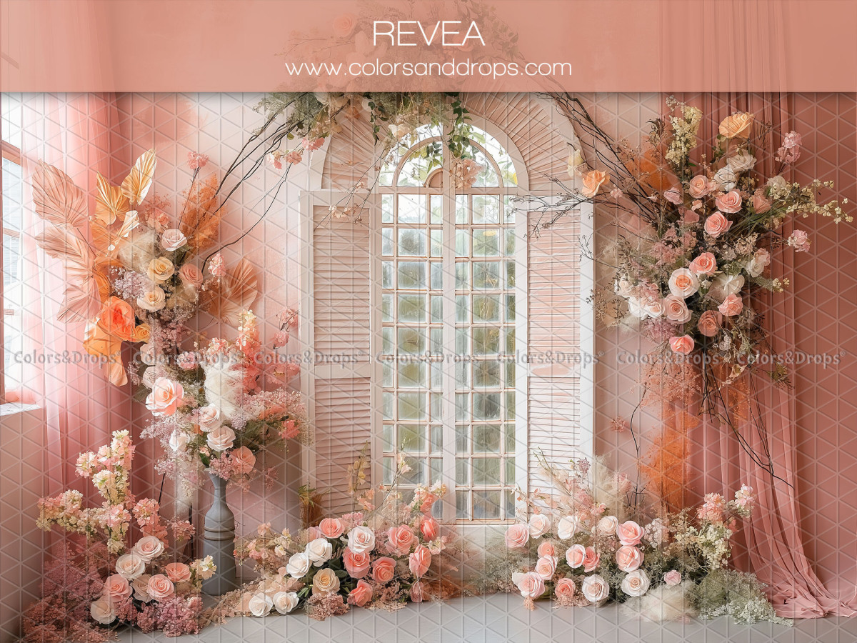 Fond photo fleuri Revea – fenêtre à volets avec rideaux et fleurs rose pêche | Colors&Drops