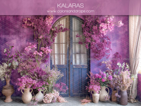 Fond photo fleuri Kalaras – porte-fenêtre bleue avec fleurs violettes et vases | Colors&Drops