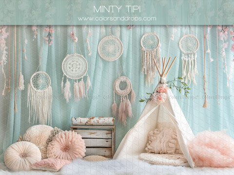 Fond photo bébé et smash cake Minty Tipi – tipi blanc avec attrape-rêves sur rideaux menthe | Colors&Drops