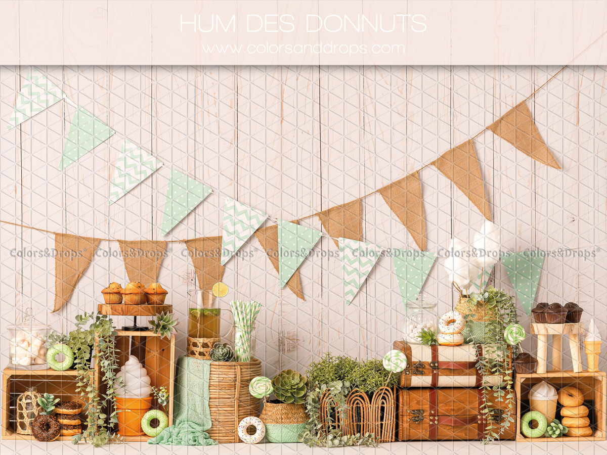 Fondo fotográfico de bebé y smash cake Hum des Donuts – banderines sobre pared de madera con donuts y cajas | Colors&Drops