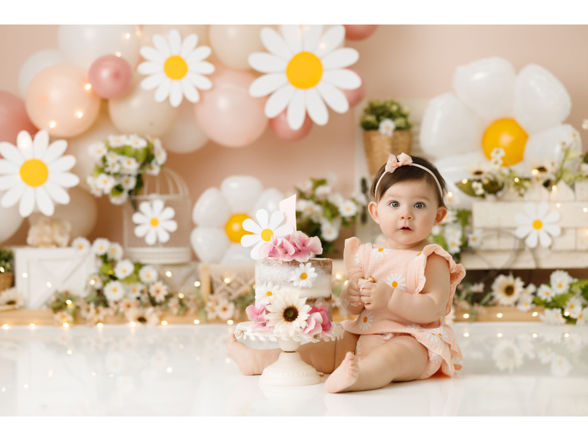 Fondo fotográfico de bebé y smash cake Margherita – globos y margaritas gigantes sobre fondo rosa | Colors&Drops