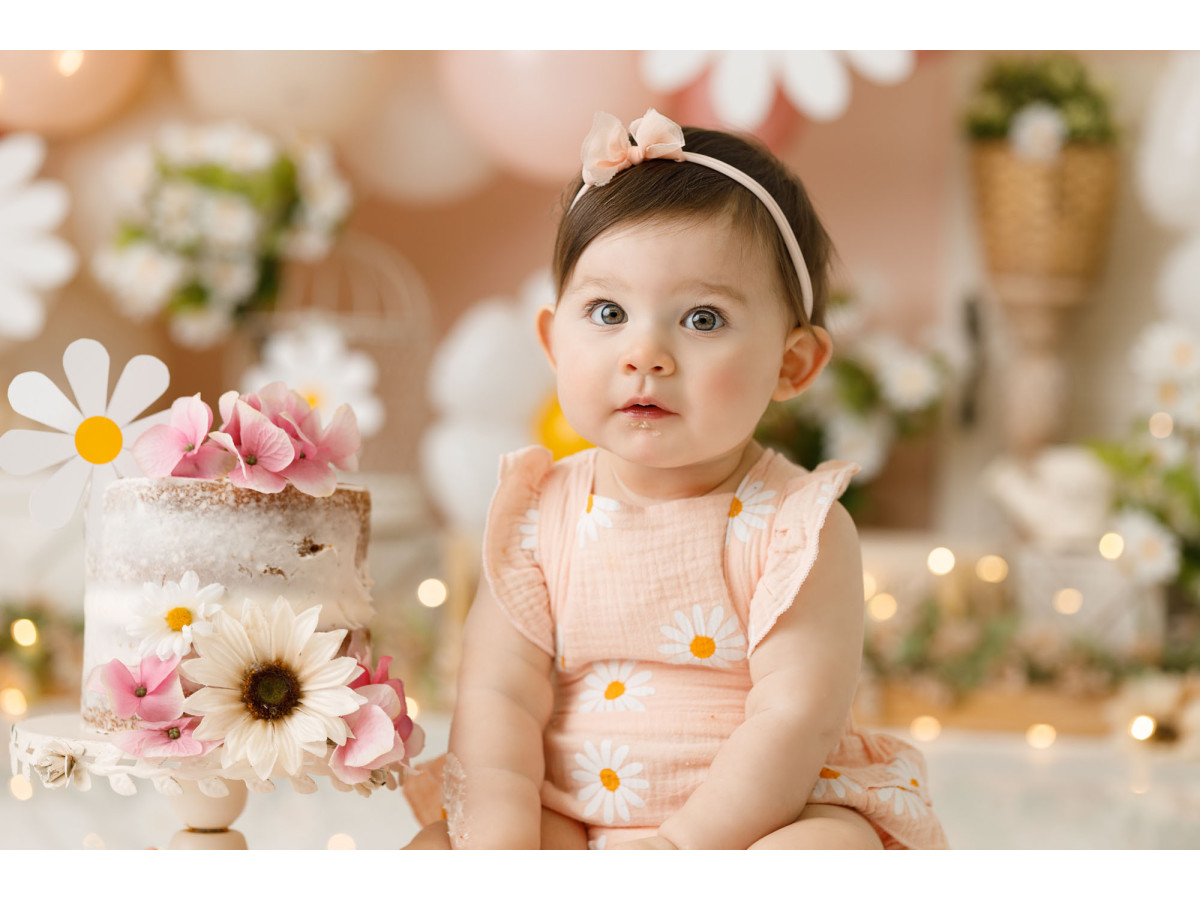 Fondo fotográfico de bebé y smash cake Margherita – globos y margaritas gigantes sobre fondo rosa | Colors&Drops
