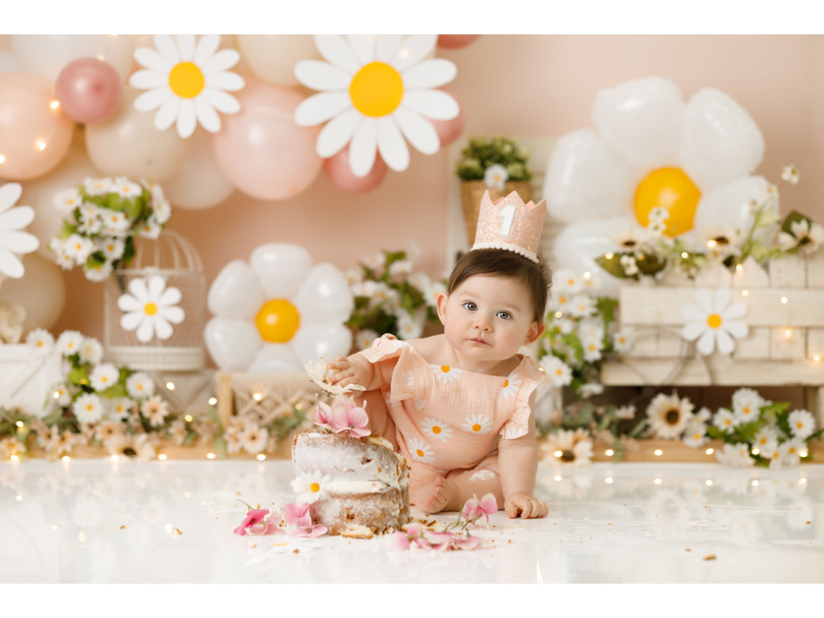 Fondo fotográfico de bebé y smash cake Margherita – globos y margaritas gigantes sobre fondo rosa | Colors&Drops