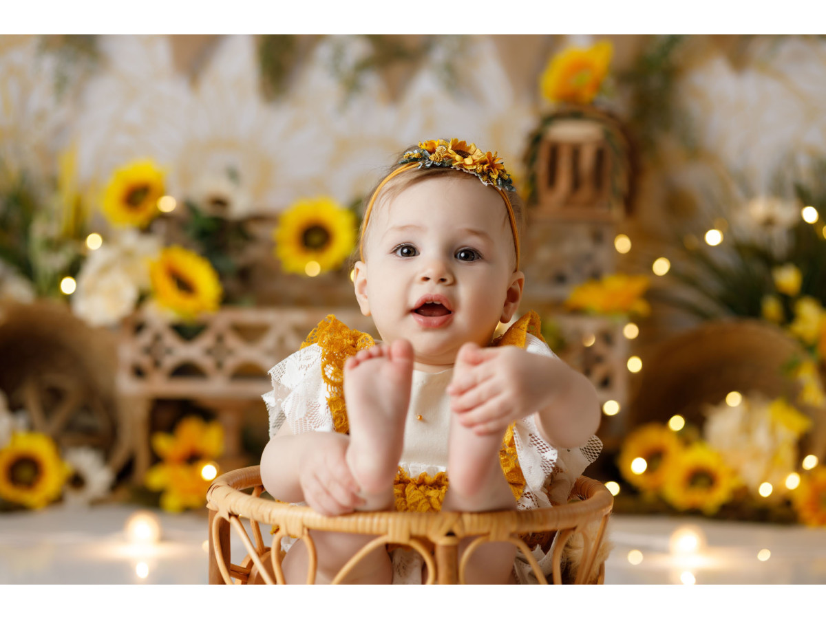Fond photo bébé et smash cake Bee a Sunflower – tournesols avec fanions et caisses en bois | Colors&Drops