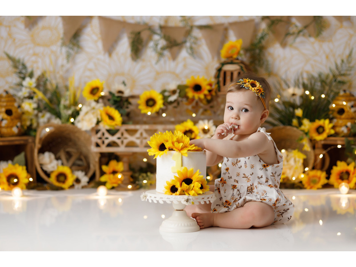 Fond photo bébé et smash cake Bee a Sunflower – tournesols avec fanions et caisses en bois | Colors&Drops