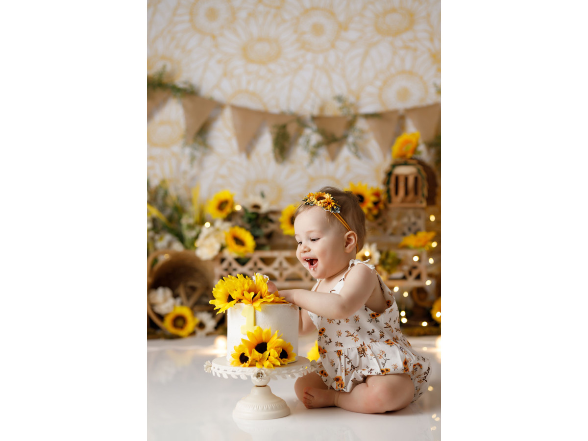 Fond photo bébé et smash cake Bee a Sunflower – tournesols avec fanions et caisses en bois | Colors&Drops