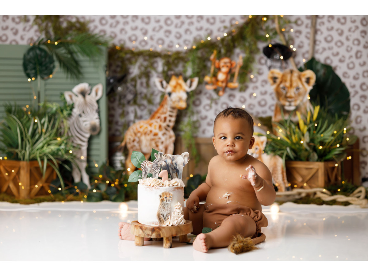 Fond photo bébé et smash cake Janga – girafe, zèbre et lion devant mur léopard | Colors&Drops