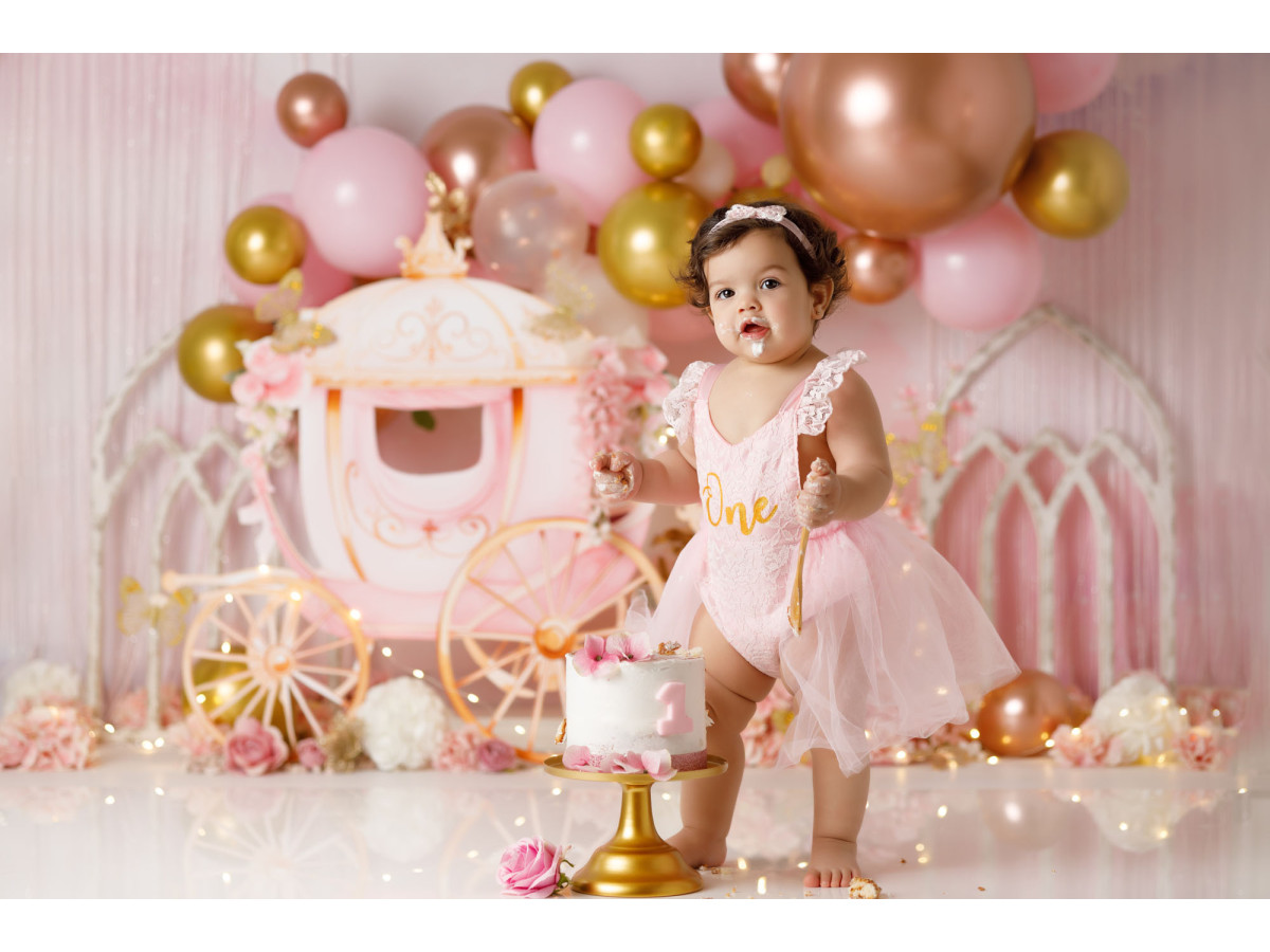 Fondo fotográfico de bebé y smash cake Carriage – carroza de princesa con globos rosas y dorados | Colors&Drops