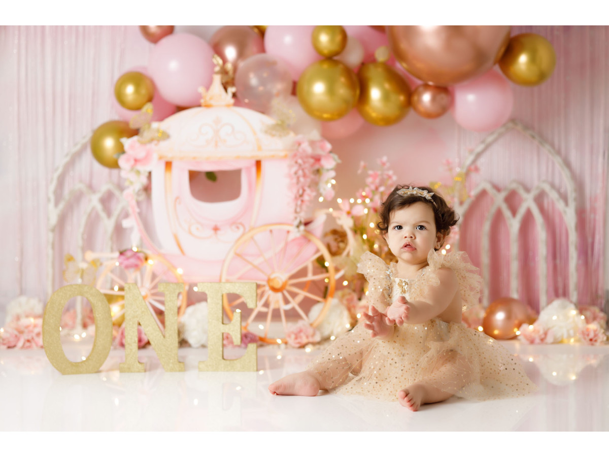 Fondo fotográfico de bebé y smash cake Carriage – carroza de princesa con globos rosas y dorados | Colors&Drops