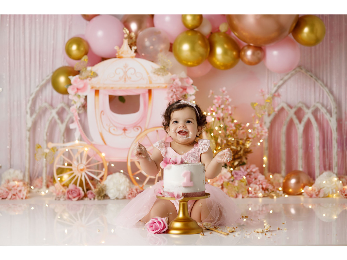 Fondo fotográfico de bebé y smash cake Carriage – carroza de princesa con globos rosas y dorados | Colors&Drops