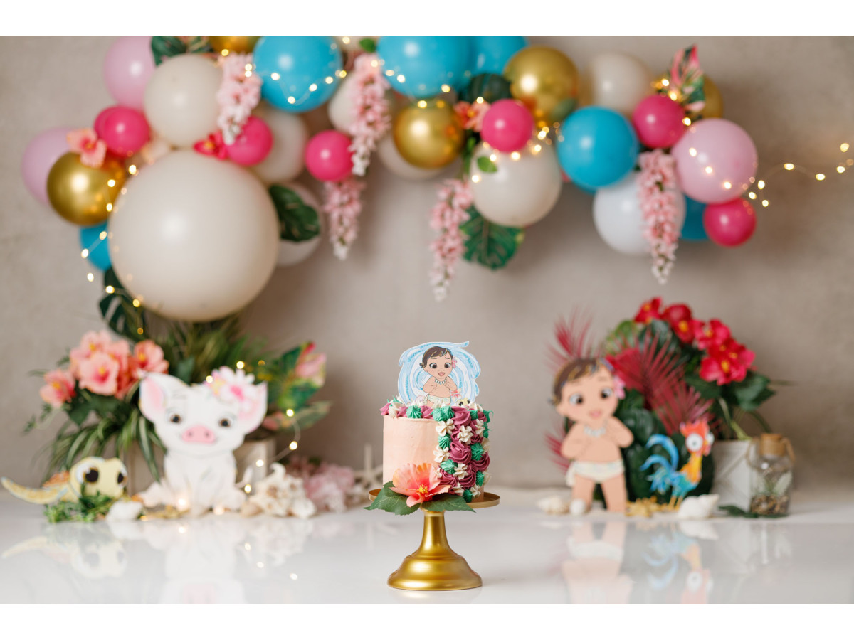 Fond photo bébé et smash cake Vahine – arche de ballons multicolores avec fleurs tropicales | Colors&Drops