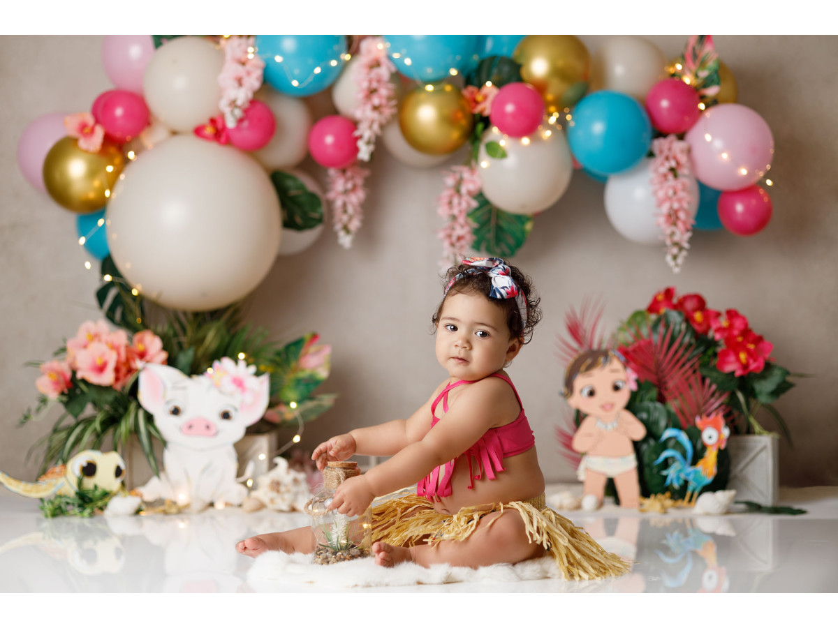 Fond photo bébé et smash cake Vahine – arche de ballons multicolores avec fleurs tropicales | Colors&Drops