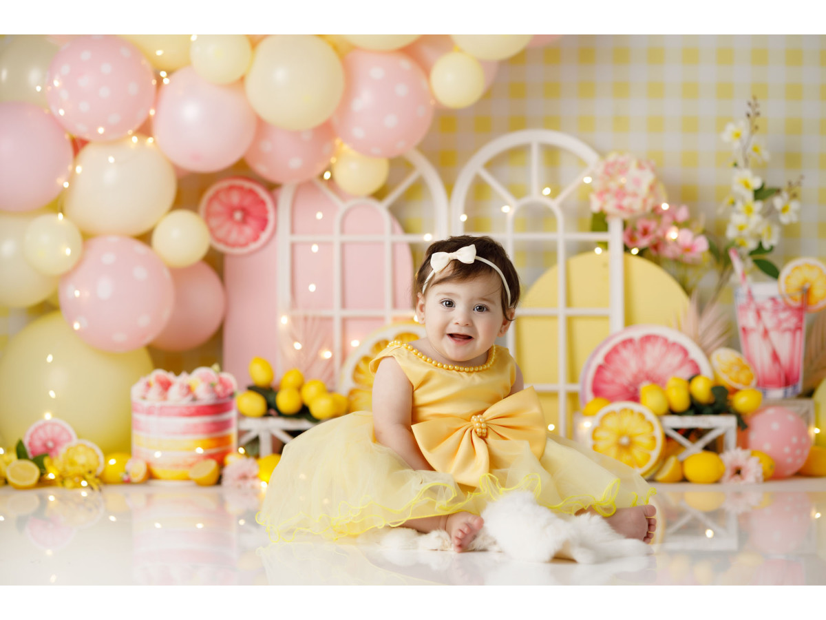 Fond photo bébé et smash cake Citronnade – ballons jaunes et roses avec agrumes et vichy | Colors&Drops