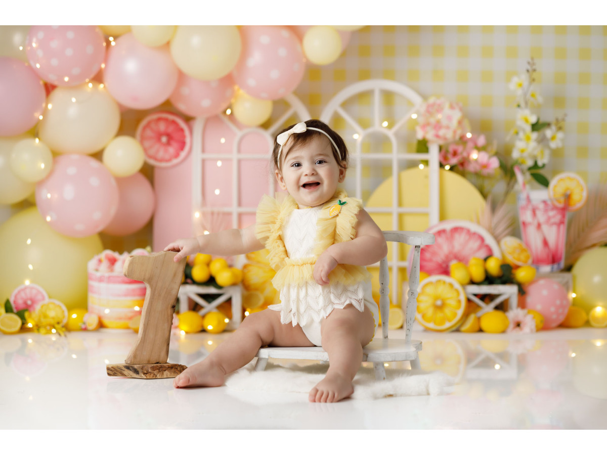 Fond photo bébé et smash cake Citronnade – ballons jaunes et roses avec agrumes et vichy | Colors&Drops