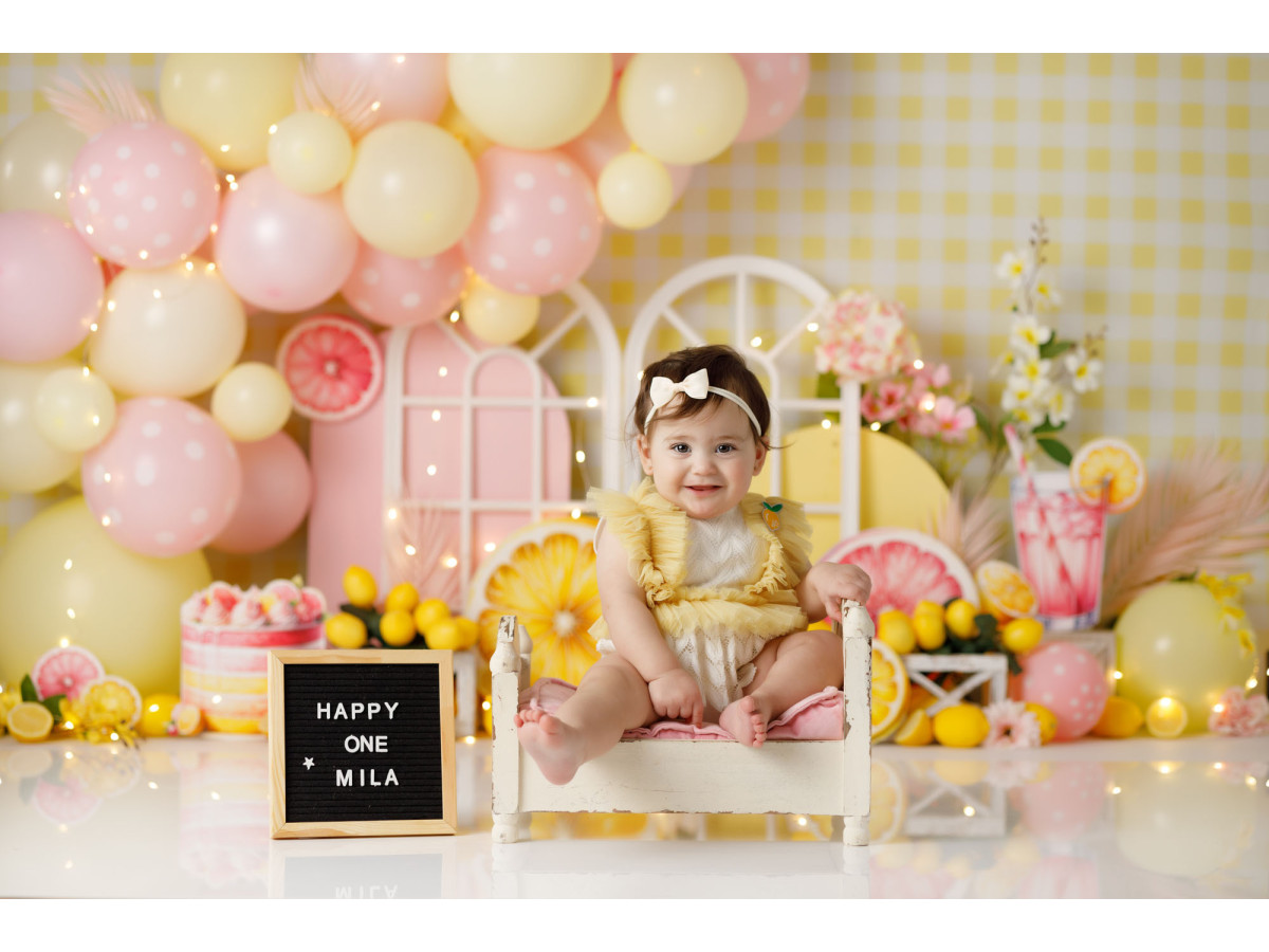 Fond photo bébé et smash cake Citronnade – ballons jaunes et roses avec agrumes et vichy | Colors&Drops