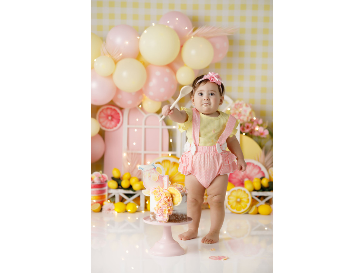 Fond photo bébé et smash cake Citronnade – ballons jaunes et roses avec agrumes et vichy | Colors&Drops