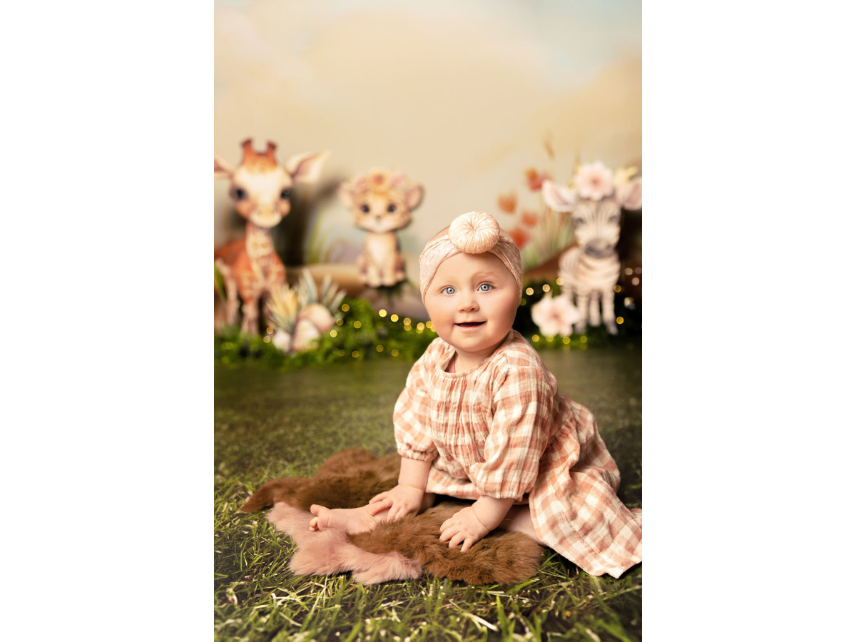 Fond photo bébé et smash cake Baby Little Jungle – girafon, lionceau et zèbre dans les herbes | Colors&Drops