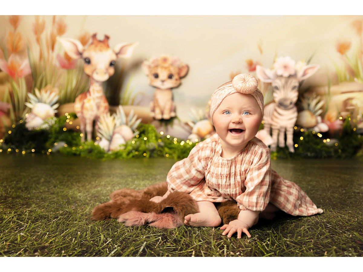 Fond photo bébé et smash cake Baby Little Jungle – girafon, lionceau et zèbre dans les herbes | Colors&Drops