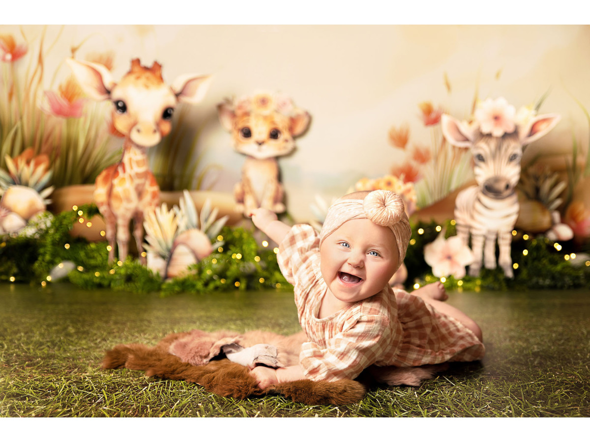 Fond photo bébé et smash cake Baby Little Jungle – girafon, lionceau et zèbre dans les herbes | Colors&Drops