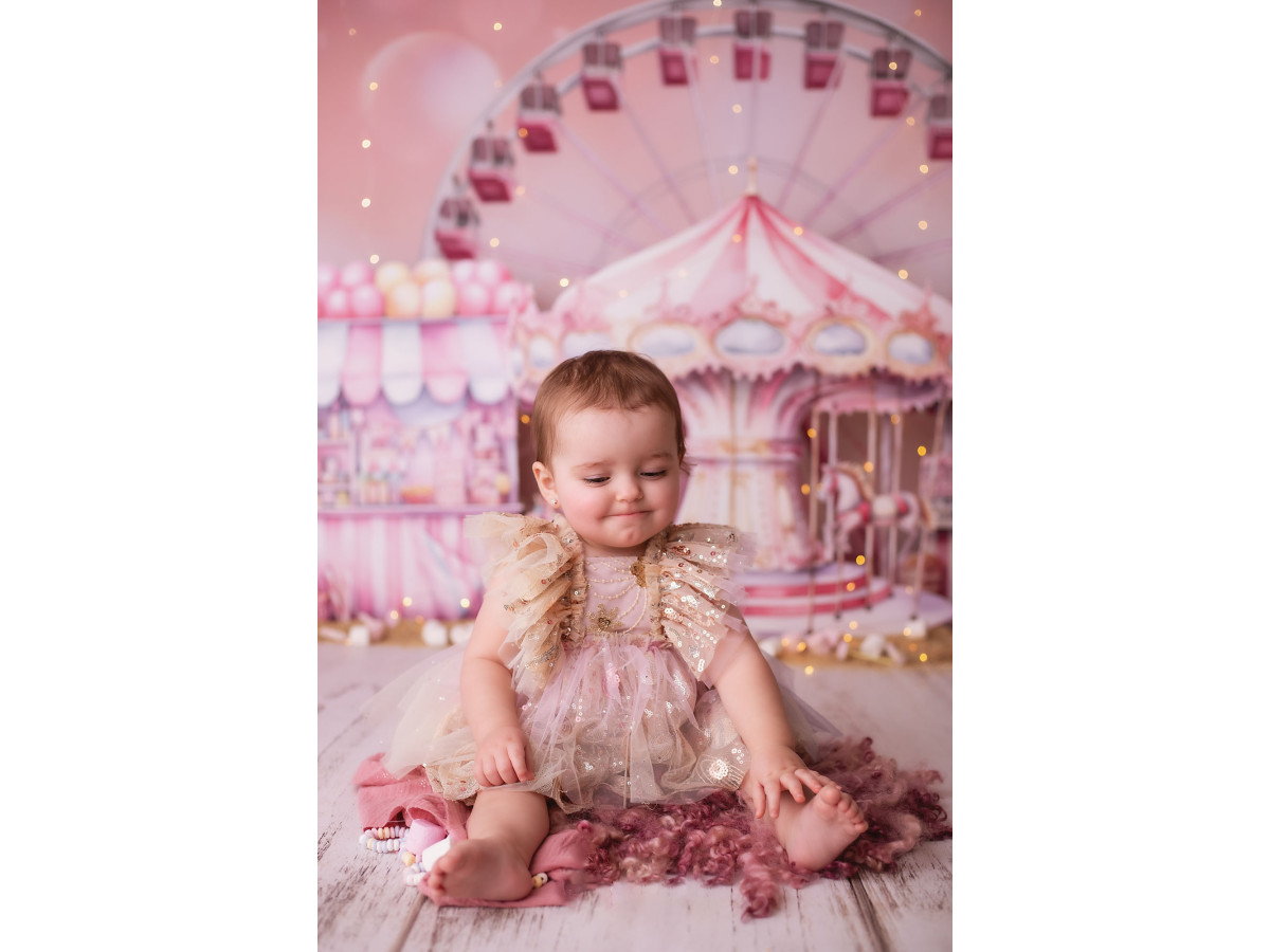 Fondo fotográfico de bebé y smash cake Sucrerie – feria rosa con tiovivo y noria | Colors&Drops