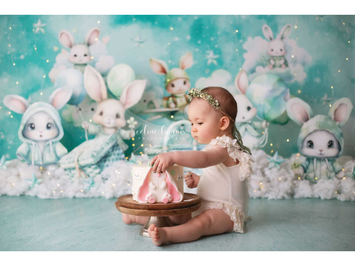 Fondo fotográfico de bebé y smash cake Twinky Rabbits – conejitos de peluche sobre nubes turquesa | Colors&Drops