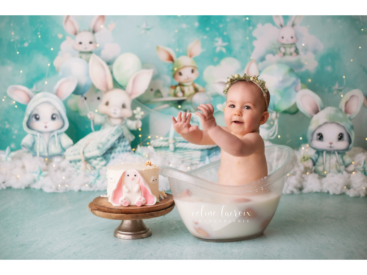 Fondo fotográfico de bebé y smash cake Twinky Rabbits – conejitos de peluche sobre nubes turquesa | Colors&Drops