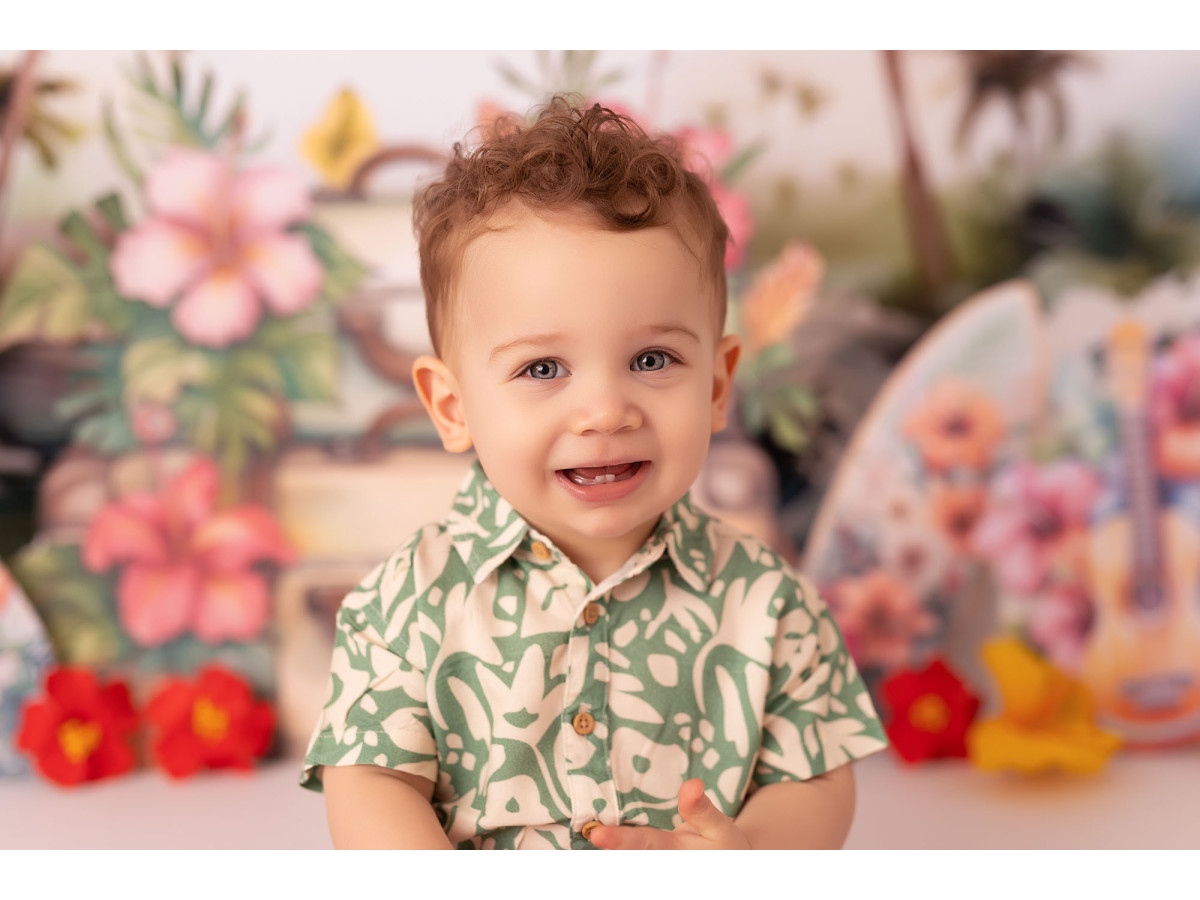 Fondo fotográfico de bebé y smash cake Hawai – playa tropical con palmeras, maletas y ukeleles | Colors&Drops