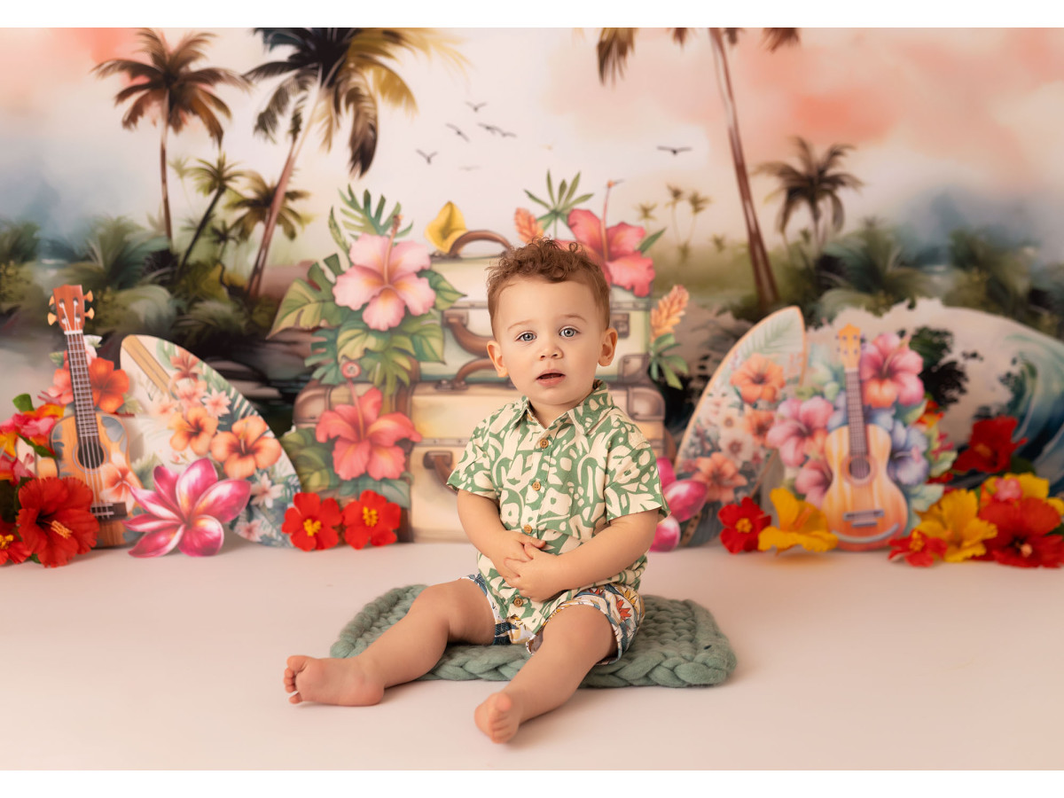 Fondo fotográfico de bebé y smash cake Hawai – playa tropical con palmeras, maletas y ukeleles | Colors&Drops