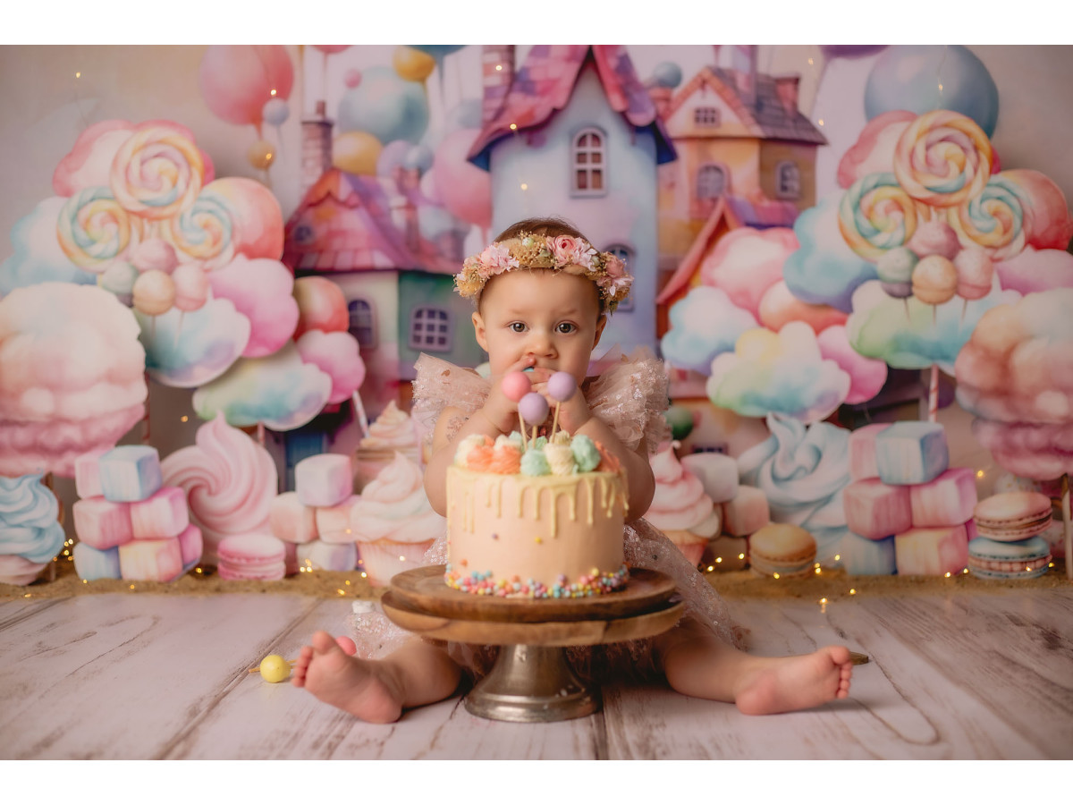 Fondo fotográfico de bebé y smash cake Candy House – casa de golosinas con piruletas y globos | Colors&Drops