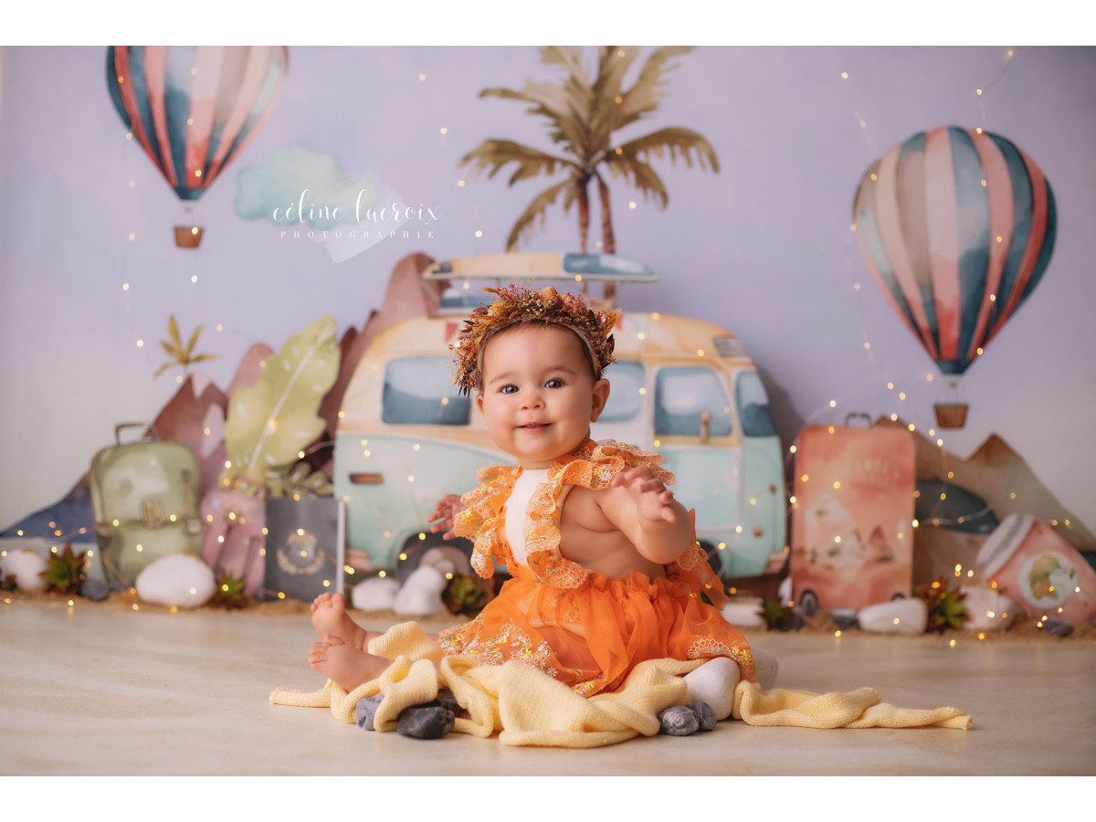 Fond photo bébé et smash cake Roadmap – van rétro avec montgolfières et palmier | Colors&Drops