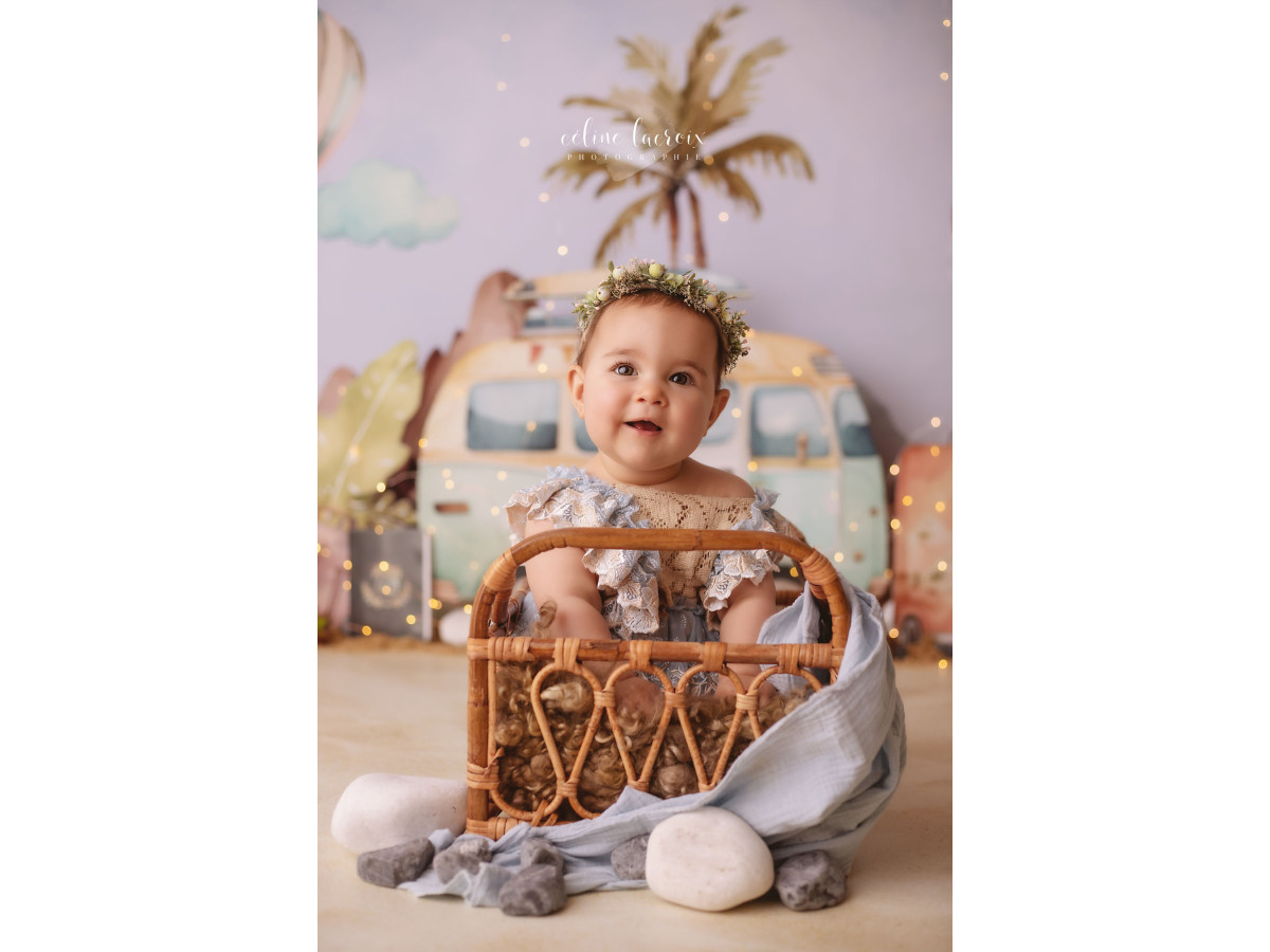 Fond photo bébé et smash cake Roadmap – van rétro avec montgolfières et palmier | Colors&Drops