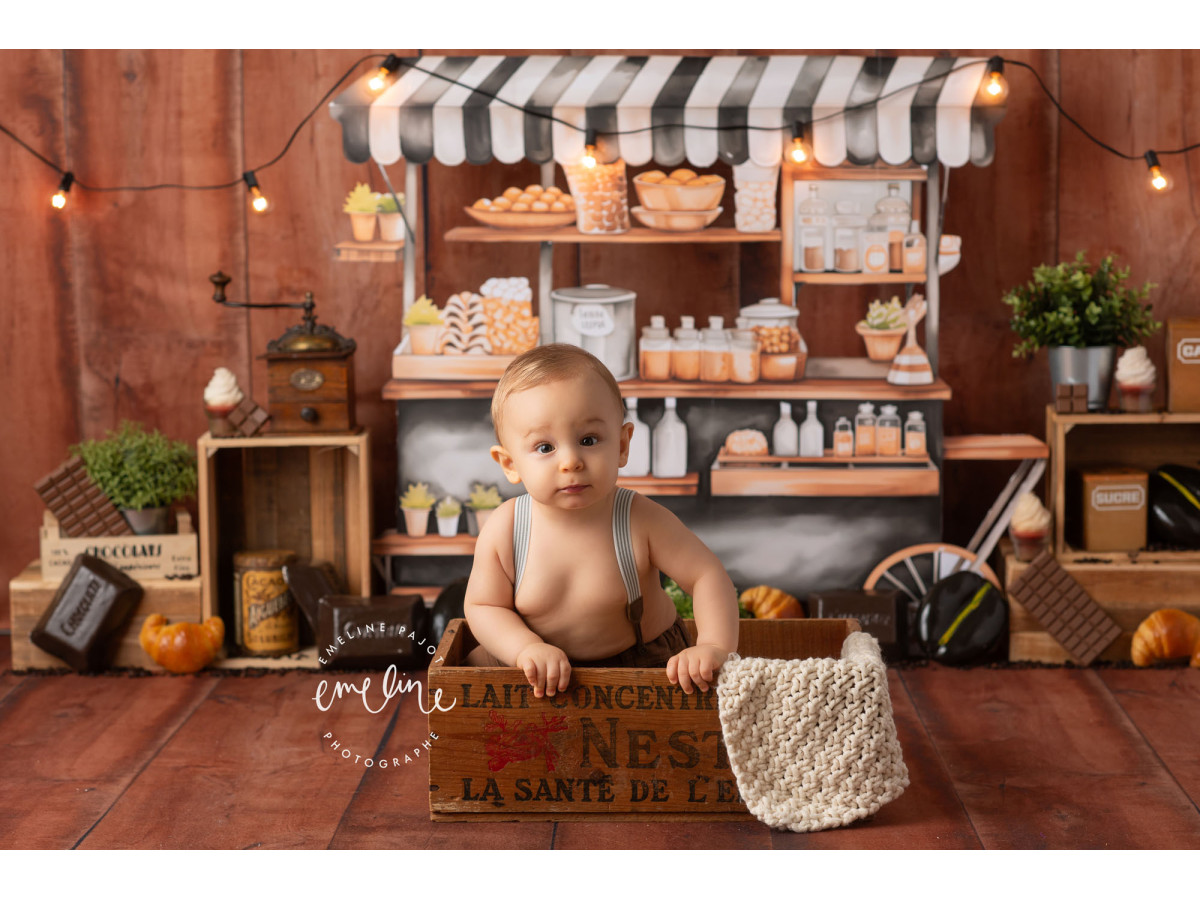 Fondo fotográfico de bebé y smash cake Bucks – puesto de café sobre pared de madera con guirnalda | Colors&Drops
