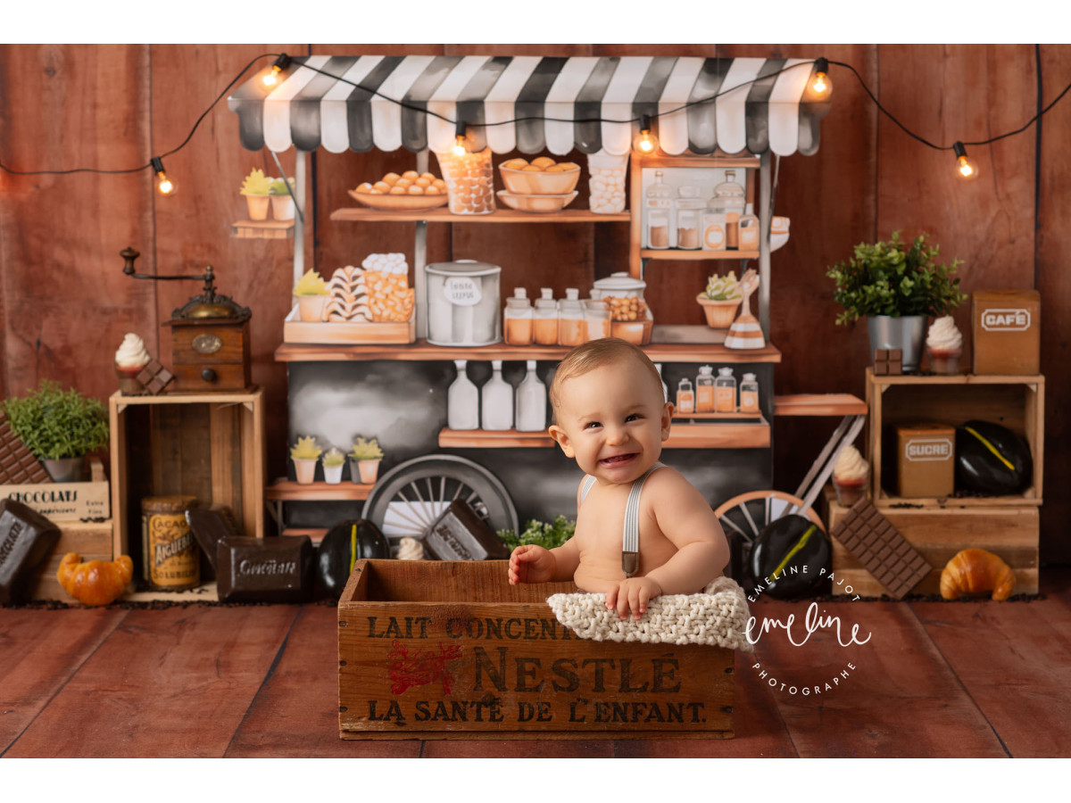 Fondo fotográfico de bebé y smash cake Bucks – puesto de café sobre pared de madera con guirnalda | Colors&Drops