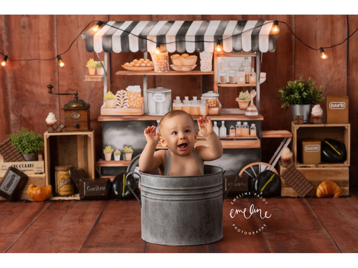 Fond photo bébé et smash cake Bucks – stand de café sur mur en bois avec guirlande | Colors&Drops