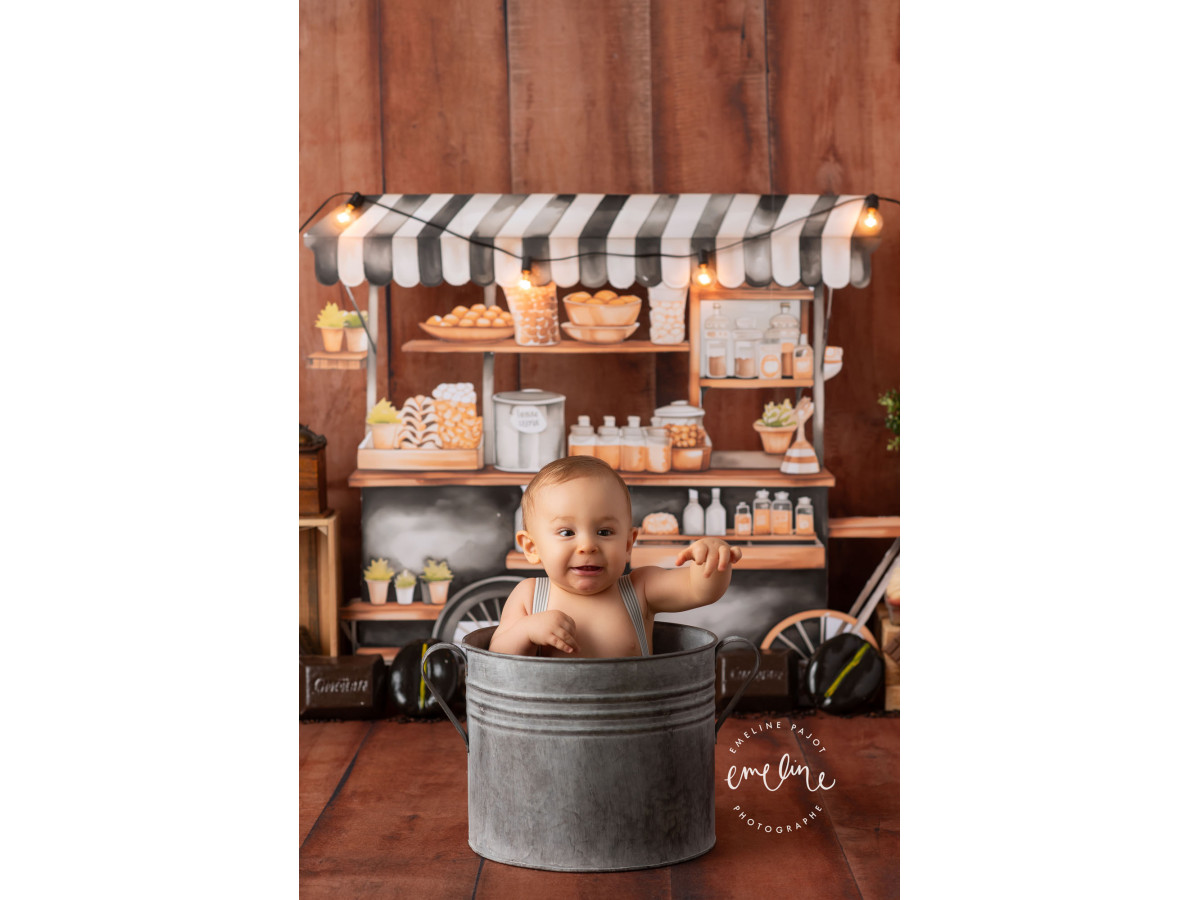 Fondo fotográfico de bebé y smash cake Bucks – puesto de café sobre pared de madera con guirnalda | Colors&Drops