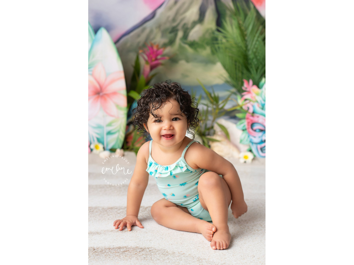 Baby & cake smash photo backdrop Tikitaka – tropical volcano with surfboards and tikis | Colors&Drops