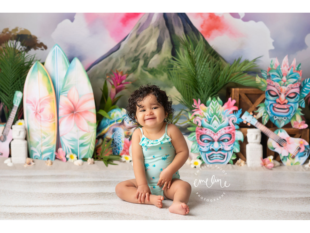 Baby & cake smash photo backdrop Tikitaka – tropical volcano with surfboards and tikis | Colors&Drops