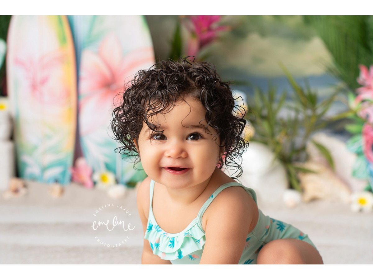 Baby & cake smash photo backdrop Tikitaka – tropical volcano with surfboards and tikis | Colors&Drops