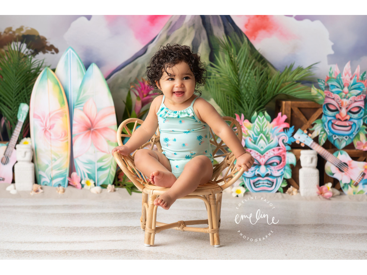 Baby & cake smash photo backdrop Tikitaka – tropical volcano with surfboards and tikis | Colors&Drops