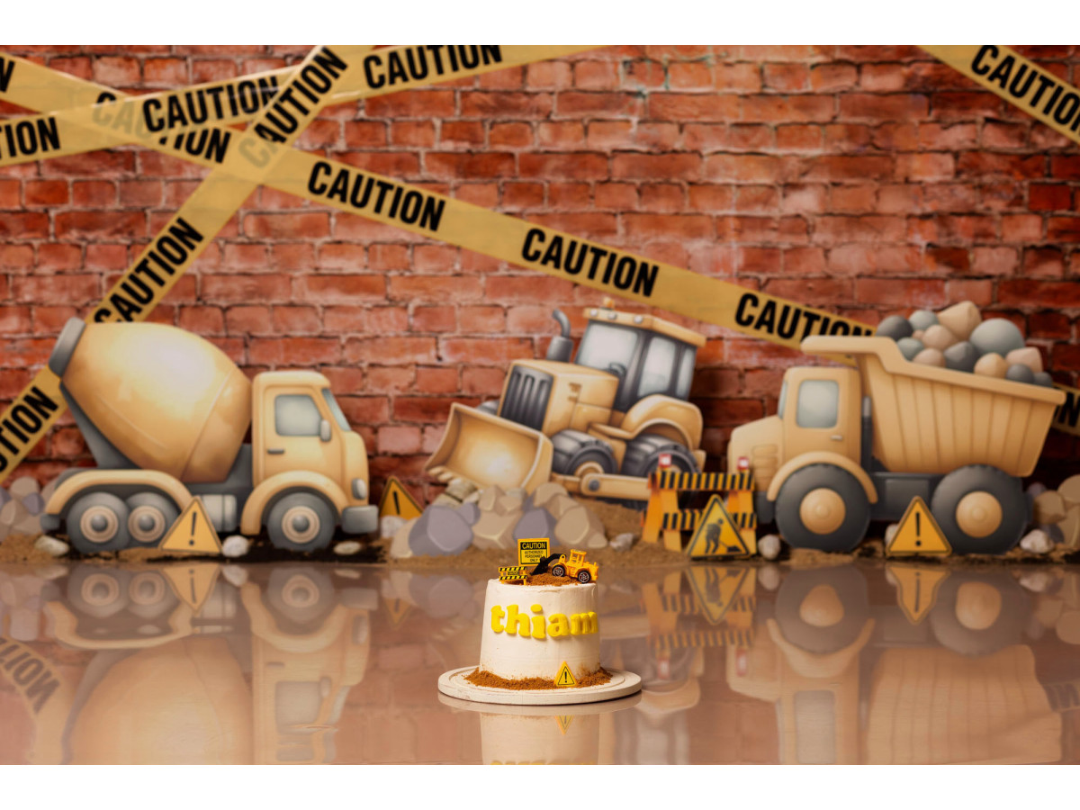 Baby & cake smash photo backdrop Chantier en Cours – construction site with toy vehicles and caution tape | Colors&Drops