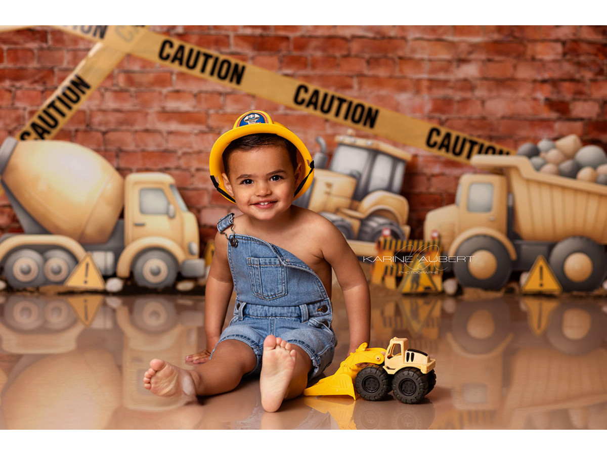 Baby & cake smash photo backdrop Chantier en Cours – construction site with toy vehicles and caution tape | Colors&Drops