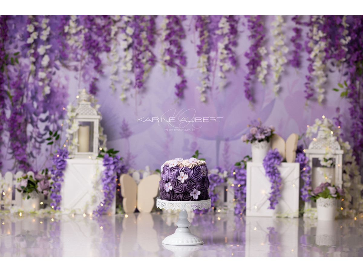 Fond photo bébé et smash cake Glycinea – glycine violette avec lanternes et socles blancs | Colors&Drops