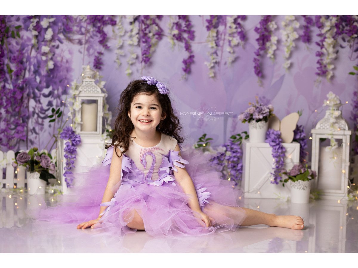 Fond photo bébé et smash cake Glycinea – glycine violette avec lanternes et socles blancs | Colors&Drops