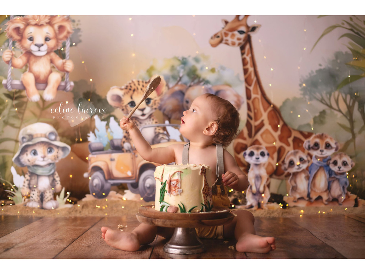 Fond photo bébé et smash cake Sahari – animaux de safari avec jeep et girafe | Colors&Drops