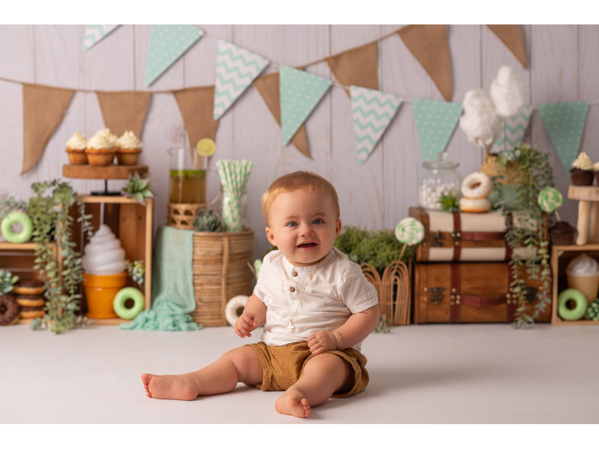 Baby & cake smash photo backdrop Hum des Donuts – bunting on wooden wall with donuts and crates | Colors&Drops