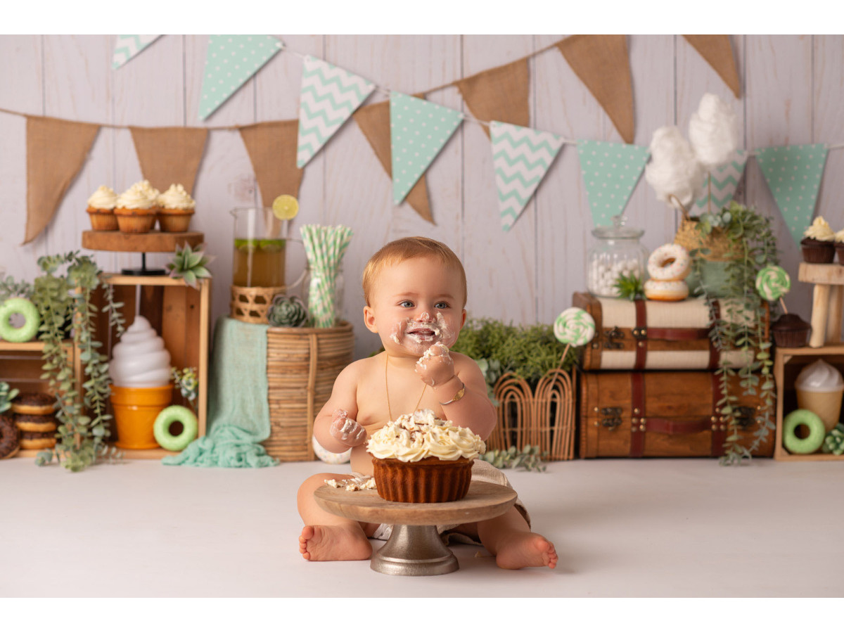 Fond photo bébé et smash cake Hum des Donuts – fanions sur mur en bois avec donuts et caisses | Colors&Drops